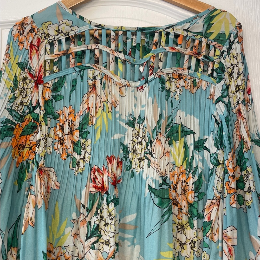 Floral Women's Top - Multicolor flowers, light, relax fit.  size M - Picture 2 of 8